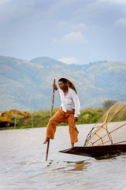 Inle Lake, Myanmar - 30 Ağustos 2016: Özel el yapımı ağı olan bir teknede tanımlanamayan Birmanyalı balıkçı. Bu Myanmar balıkçılık geleneksel yoludur