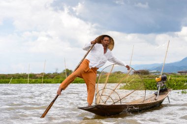 Inle Lake, Myanmar - 30 Ağustos 2016: Özel el yapımı ağı olan bir teknede tanımlanamayan Birmanyalı balıkçı. Bu Myanmar balıkçılık geleneksel yoludur
