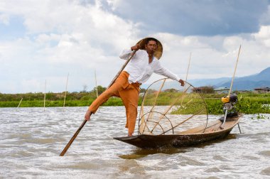 Inle Lake, Myanmar - 30 Ağustos 2016: Özel el yapımı ağı olan bir teknede tanımlanamayan Birmanyalı balıkçı. Bu Myanmar balıkçılık geleneksel yoludur