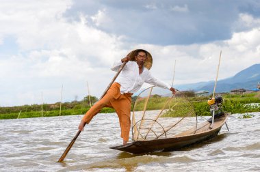 Inle Lake, Myanmar - 30 Ağustos 2016: Özel el yapımı ağı olan bir teknede tanımlanamayan Birmanyalı balıkçı. Bu Myanmar balıkçılık geleneksel yoludur
