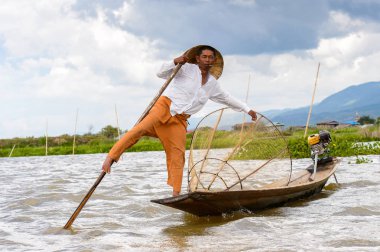 Inle Lake, Myanmar - 30 Ağustos 2016: Özel el yapımı ağı olan bir teknede tanımlanamayan Birmanyalı balıkçı. Bu Myanmar balıkçılık geleneksel yoludur