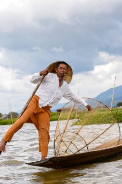 Inle Lake, Myanmar - 30 Ağustos 2016: Özel el yapımı ağı olan bir teknede tanımlanamayan Birmanyalı balıkçı. Bu Myanmar balıkçılık geleneksel yoludur