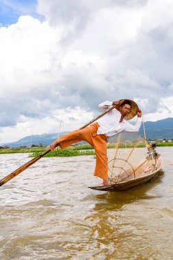 Inle Lake, Myanmar - 30 Ağustos 2016: Özel el yapımı ağı olan bir teknede tanımlanamayan Birmanyalı balıkçı. Bu Myanmar balıkçılık geleneksel yoludur
