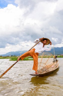 Inle Lake, Myanmar - 30 Ağustos 2016: Özel el yapımı ağı olan bir teknede tanımlanamayan Birmanyalı balıkçı. Bu Myanmar balıkçılık geleneksel yoludur