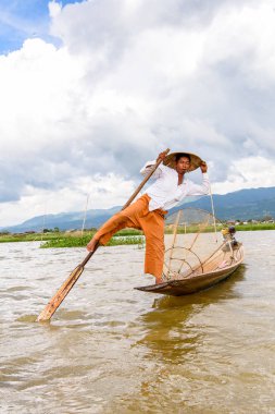 Inle Lake, Myanmar - 30 Ağustos 2016: Özel el yapımı ağı olan bir teknede tanımlanamayan Birmanyalı balıkçı. Bu Myanmar balıkçılık geleneksel yoludur