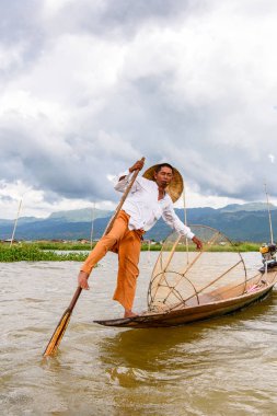 Inle Lake, Myanmar - 30 Ağustos 2016: Özel el yapımı ağı olan bir teknede tanımlanamayan Birmanyalı balıkçı. Bu Myanmar balıkçılık geleneksel yoludur