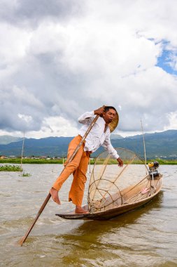 Inle Lake, Myanmar - 30 Ağustos 2016: Özel el yapımı ağı olan bir teknede tanımlanamayan Birmanyalı balıkçı. Bu Myanmar balıkçılık geleneksel yoludur
