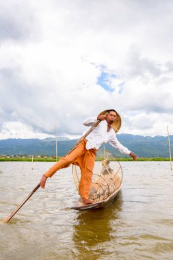 Inle Lake, Myanmar - 30 Ağustos 2016: Özel el yapımı ağı olan bir teknede tanımlanamayan Birmanyalı balıkçı. Bu Myanmar balıkçılık geleneksel yoludur