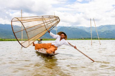 Inle Lake, Myanmar - 30 Ağustos 2016: Özel el yapımı ağı olan bir teknede tanımlanamayan Birmanyalı balıkçı. Bu Myanmar balıkçılık geleneksel yoludur