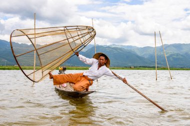 Inle Lake, Myanmar - 30 Ağustos 2016: Özel el yapımı ağı olan bir teknede tanımlanamayan Birmanyalı balıkçı. Bu Myanmar balıkçılık geleneksel yoludur