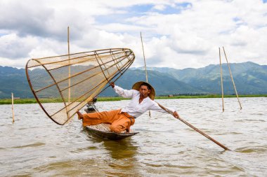 Inle Lake, Myanmar - 30 Ağustos 2016: Özel el yapımı ağı olan bir teknede tanımlanamayan Birmanyalı balıkçı. Bu Myanmar balıkçılık geleneksel yoludur