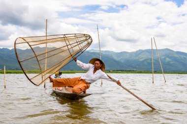Inle Lake, Myanmar - 30 Ağustos 2016: Özel el yapımı ağı olan bir teknede tanımlanamayan Birmanyalı balıkçı. Bu Myanmar balıkçılık geleneksel yoludur