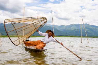 Inle Lake, Myanmar - 30 Ağustos 2016: Özel el yapımı ağı olan bir teknede tanımlanamayan Birmanyalı balıkçı. Bu Myanmar balıkçılık geleneksel yoludur