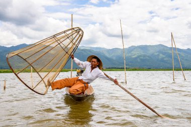 Inle Lake, Myanmar - 30 Ağustos 2016: Özel el yapımı ağı olan bir teknede tanımlanamayan Birmanyalı balıkçı. Bu Myanmar balıkçılık geleneksel yoludur
