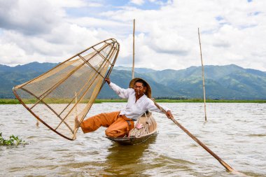 Inle Lake, Myanmar - 30 Ağustos 2016: Özel el yapımı ağı olan bir teknede tanımlanamayan Birmanyalı balıkçı. Bu Myanmar balıkçılık geleneksel yoludur
