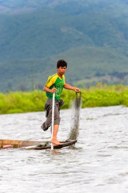 Inle Lake, Myanmar - 30 Ağustos 2016: Özel el yapımı ağı olan bir teknede tanımlanamayan Birmanyalı balıkçı. Bu Myanmar balıkçılık geleneksel yoludur