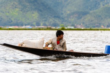 Inle Lake, Myanmar - 30 Ağustos 2016: Myanmar'ın Shan Eyaletinin Taunggyi İlçesi'nin Nyaungshwe İlçesi'nde bulunan bir tatlı su gölü olan Inle Sap'ın üzerinde bambu teknede bulunan tanımlanamayan Birmanyalı adam