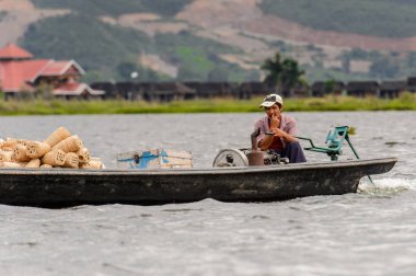 Inle Lake, Myanmar - 30 Ağustos 2016: Myanmar'ın Shan Eyaletinin Taunggyi İlçesi'nin Nyaungshwe İlçesi'nde bulunan bir tatlı su gölü olan Inle Sap'ın üzerinde bambu teknede bulunan tanımlanamayan Birmanyalı adam