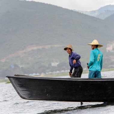 Inle Lake, Myanmar - 30 Ağustos 2016: Myanmar'ın Shan Eyaletinin Taunggyi İlçesi'nin Nyaungshwe İlçesi'nde bulunan bir tatlı su gölü olan Inle Sap'ın üzerinde bambu tekneyle seyreden tanımlanamayan Birmanyalılar