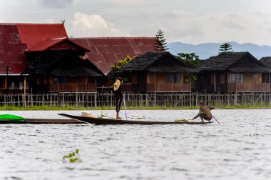 Inle Lake, Myanmar - 30 Ağustos 2016: Myanmar'ın Shan Eyaletinin Taunggyi İlçesi'nin Nyaungshwe İlçesi'nde bulunan bir tatlı su gölü olan Inle Sap'ın üzerinde bambu tekneyle seyreden tanımlanamayan Birmanyalılar