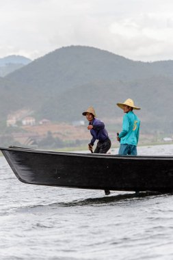 Inle Lake, Myanmar - 30 Ağustos 2016: Myanmar'ın Shan Eyaletinin Taunggyi İlçesi'nin Nyaungshwe İlçesi'nde bulunan bir tatlı su gölü olan Inle Sap'ın üzerinde bambu teknede bulunan tanımlanamayan Birmanyalı adam