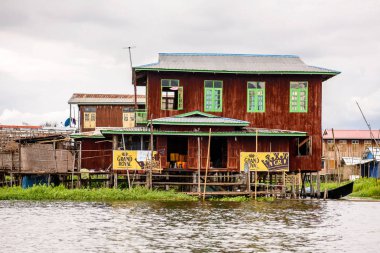 Inle Lake, Myanmar - 30 Ağustos 2016: Inle Sap üzerinde Inpawkhon köyünün evleri, Shan Eyaleti'nin Taunggyi İlçesi Nyaungshwe İlçesi'nde bir tatlı su gölü, Myanmar