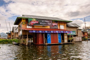 Inle Lake, Myanmar - 30 Ağustos 2016: Inle Sap üzerinde Inpawkhon köyünün evleri, Shan Eyaleti'nin Taunggyi İlçesi Nyaungshwe İlçesi'nde bir tatlı su gölü, Myanmar