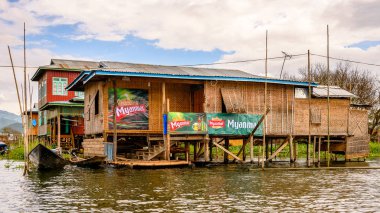 Inle Lake, Myanmar - 30 Ağustos 2016: Inle Sap üzerinde Inpawkhon köyünün evleri, Shan Eyaleti'nin Taunggyi İlçesi Nyaungshwe İlçesi'nde bir tatlı su gölü, Myanmar