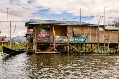 Inle Lake, Myanmar - 30 Ağustos 2016: Inle Sap üzerinde Inpawkhon köyünün evleri, Shan Eyaleti'nin Taunggyi İlçesi Nyaungshwe İlçesi'nde bir tatlı su gölü, Myanmar