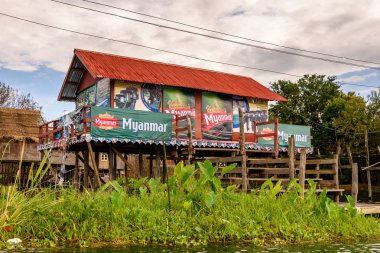 Inle Lake, Myanmar - 30 Ağustos 2016: Inle Sap üzerinde Inpawkhon köyünün evleri, Shan Eyaleti'nin Taunggyi İlçesi Nyaungshwe İlçesi'nde bir tatlı su gölü, Myanmar