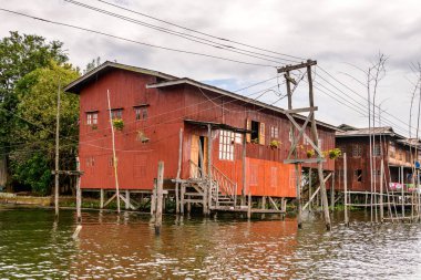 Inle Lake, Myanmar - 30 Ağustos 2016: Inle Sap üzerinde Inpawkhon köyünün evleri, Shan Eyaleti'nin Taunggyi İlçesi Nyaungshwe İlçesi'nde bir tatlı su gölü, Myanmar