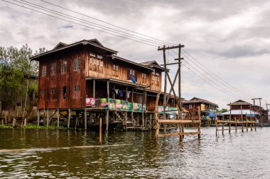 Inle Lake, Myanmar - 30 Ağustos 2016: Inle Sap üzerinde Inpawkhon köyünün evleri, Shan Eyaleti'nin Taunggyi İlçesi Nyaungshwe İlçesi'nde bir tatlı su gölü, Myanmar