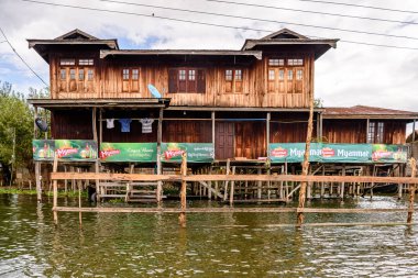 Inle Lake, Myanmar - 30 Ağustos 2016: Shan Eyaleti'nin Taunggyi İlçesi Nyaungshwe İlçesi'nde bir tatlı su gölü olan Inle Sap üzerinde inpawkhon köyünün güzel manzarası, Myanmar