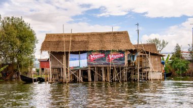 Inle Lake, Myanmar - 30 Ağustos 2016: Shan Eyaleti'nin Taunggyi İlçesi Nyaungshwe İlçesi'nde bir tatlı su gölü olan Inle Sap üzerinde inpawkhon köyünün güzel manzarası, Myanmar