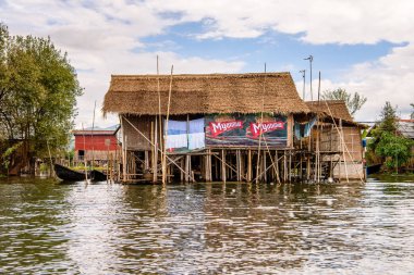 Inle Lake, Myanmar - 30 Ağustos 2016: Shan Eyaleti'nin Taunggyi İlçesi Nyaungshwe İlçesi'nde bir tatlı su gölü olan Inle Sap üzerinde inpawkhon köyünün güzel manzarası, Myanmar