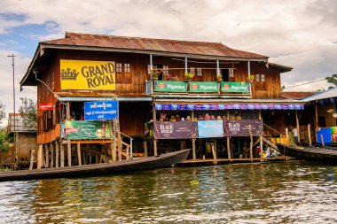 Inle Lake, Myanmar - 30 Ağustos 2016: Shan Eyaleti'nin Taunggyi İlçesi Nyaungshwe İlçesi'nde bir tatlı su gölü olan Inle Sap üzerinde inpawkhon köyünün güzel manzarası, Myanmar