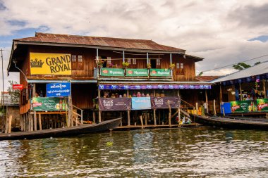 Inle Lake, Myanmar - 30 Ağustos 2016: Shan Eyaleti'nin Taunggyi İlçesi Nyaungshwe İlçesi'nde bir tatlı su gölü olan Inle Sap üzerinde inpawkhon köyünün güzel manzarası, Myanmar