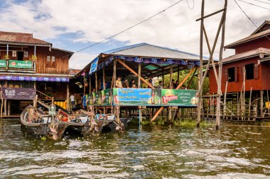 Inle Lake, Myanmar - 30 Ağustos 2016: Shan Eyaleti'nin Taunggyi İlçesi Nyaungshwe İlçesi'nde bir tatlı su gölü olan Inle Sap üzerinde inpawkhon köyünün güzel manzarası, Myanmar