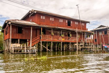 Inle Lake, Myanmar - 30 Ağustos 2016: Shan Eyaleti'nin Taunggyi İlçesi Nyaungshwe İlçesi'nde bir tatlı su gölü olan Inle Sap üzerinde inpawkhon köyünün güzel manzarası, Myanmar