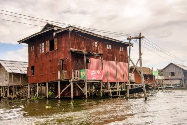 Inle Lake, Myanmar - 30 Ağustos 2016: Shan Eyaleti'nin Taunggyi İlçesi Nyaungshwe İlçesi'nde bir tatlı su gölü olan Inle Sap üzerinde inpawkhon köyünün güzel manzarası, Myanmar