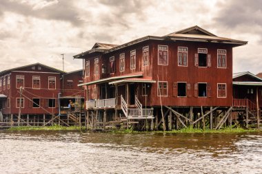 Inle Lake, Myanmar - 30 Ağustos 2016: Shan Eyaleti'nin Taunggyi İlçesi Nyaungshwe İlçesi'nde bir tatlı su gölü olan Inle Sap üzerinde inpawkhon köyünün güzel manzarası, Myanmar