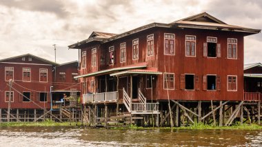 Inle Lake, Myanmar - 30 Ağustos 2016: Shan Eyaleti'nin Taunggyi İlçesi Nyaungshwe İlçesi'nde bir tatlı su gölü olan Inle Sap üzerinde inpawkhon köyünün güzel manzarası, Myanmar