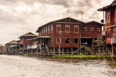 Inle Lake, Myanmar - 30 Ağustos 2016: Shan Eyaleti'nin Taunggyi İlçesi Nyaungshwe İlçesi'nde bir tatlı su gölü olan Inle Sap üzerinde inpawkhon köyünün güzel manzarası, Myanmar