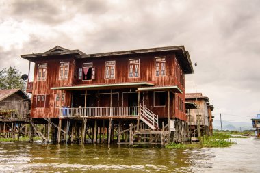 Inle Lake, Myanmar - 30 Ağustos 2016: Shan Eyaleti'nin Taunggyi İlçesi Nyaungshwe İlçesi'nde bir tatlı su gölü olan Inle Sap üzerinde inpawkhon köyünün güzel manzarası, Myanmar