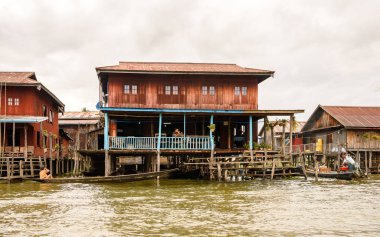 Inle Lake, Myanmar - 30 Ağustos 2016: Shan Eyaleti'nin Taunggyi İlçesi Nyaungshwe İlçesi'nde bir tatlı su gölü olan Inle Sap üzerinde inpawkhon köyünün güzel manzarası, Myanmar