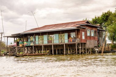Inle Lake, Myanmar - 30 Ağustos 2016: Inle Sap üzerinde inpawkhon köyü, Shan Eyaleti Taunggyi İlçesi Nyaungshwe İlçesi'nde bir tatlı su gölü, Myanmar
