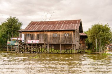 Inle Lake, Myanmar - 30 Ağustos 2016: Inle Sap üzerinde inpawkhon köyü, Shan Eyaleti Taunggyi İlçesi Nyaungshwe İlçesi'nde bir tatlı su gölü, Myanmar