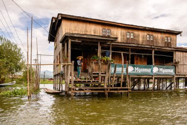 Inle Lake, Myanmar - 30 Ağustos 2016: Inle Sap üzerinde inpawkhon köyü, Shan Eyaleti Taunggyi İlçesi Nyaungshwe İlçesi'nde bir tatlı su gölü, Myanmar