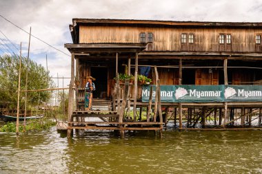 Inle Lake, Myanmar - 30 Ağustos 2016: Inle Sap üzerinde inpawkhon köyü, Shan Eyaleti Taunggyi İlçesi Nyaungshwe İlçesi'nde bir tatlı su gölü, Myanmar