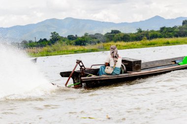 Inle Lake, Myanmar - 30 Ağustos 2016: Myanmar'ın Shan Eyaletinin Taunggyi İlçesi'nin Nyaungshwe İlçesi'nde bulunan bir tatlı su gölü olan Inle Sap'ın üzerinde bambu teknede bulunan tanımlanamayan Birmanyalı adam
